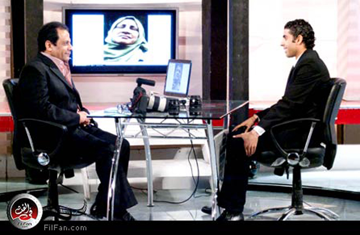 عادل مبارز مع أحد المصورين الشباب الفائزين في مسابقة التصوير الصحفي