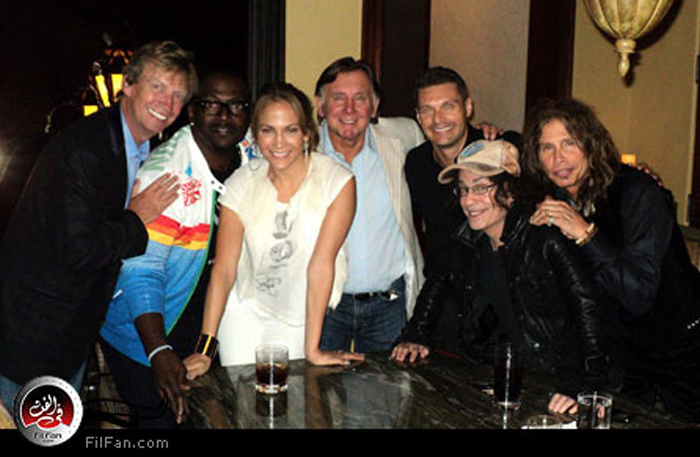 جينيفر تتوسط حكام الموسم العاشر لبرنامج &quot;أمريكان أيدول&quot;