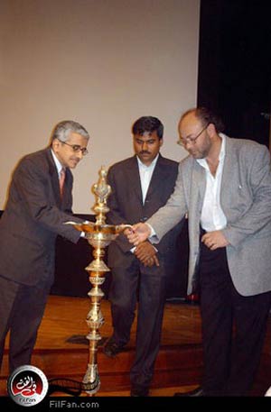 السفير الهندي بطقوس الاحتفال الهندية وأشعل الشموع بذلك التمثال المتواجد على المسرح مع عادل أديب - تصوير : محمد ممدوح
