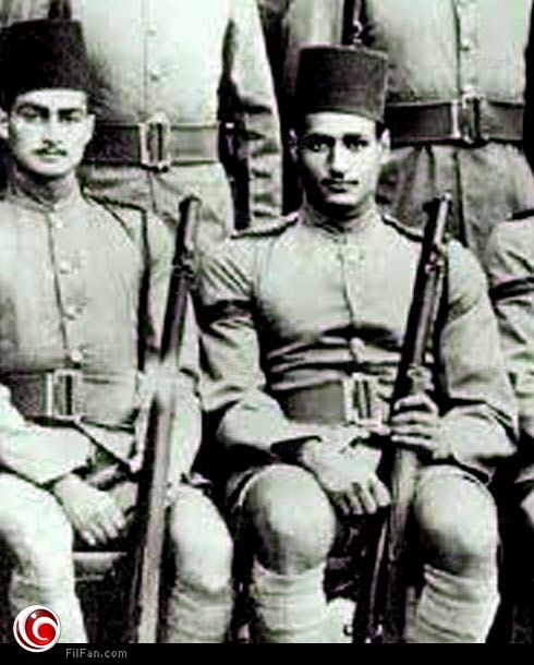 صورة نادرة تجمع جمال عبد الناصر &quot;في المنتصب&quot; وأحمد مظهر &quot;يسار الصورة&quot;