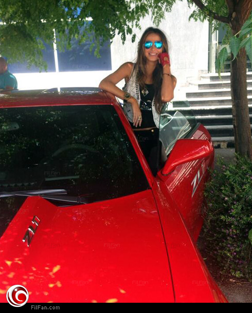 أنابيلا أثناء السيارة