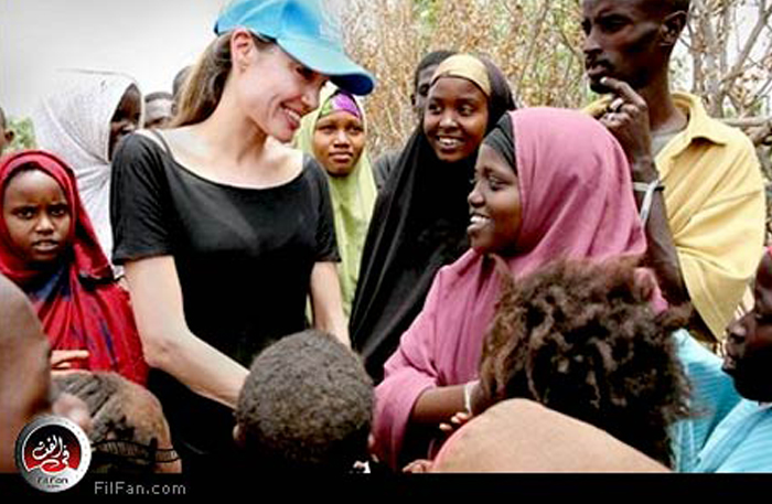 انجيلينا جولي أثناء زيارتها للاجئي الصومال