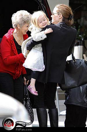 أنجيلينا جولي مع والدة براد بيت