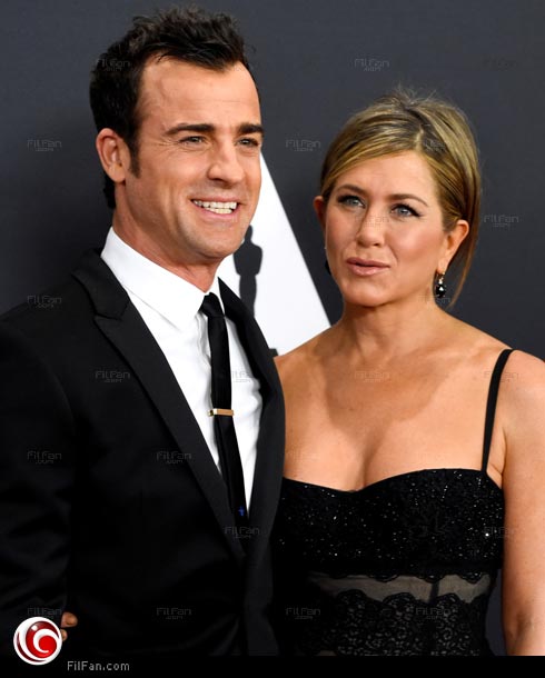 جينيفر أنيستون مع خطيبها جستين ثيرو