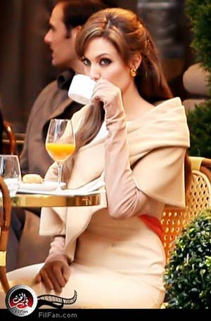 أنجلينا جولي أثناء تصوير أحد مشاهد فيلمها الجديد السائح