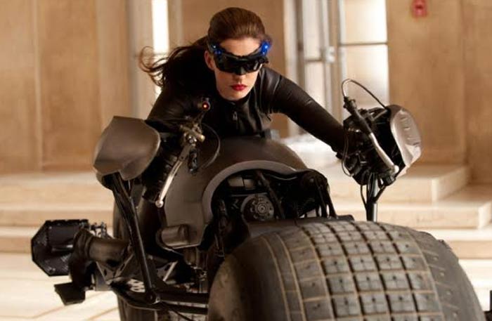 آن هاثاوي في دور Catwoman