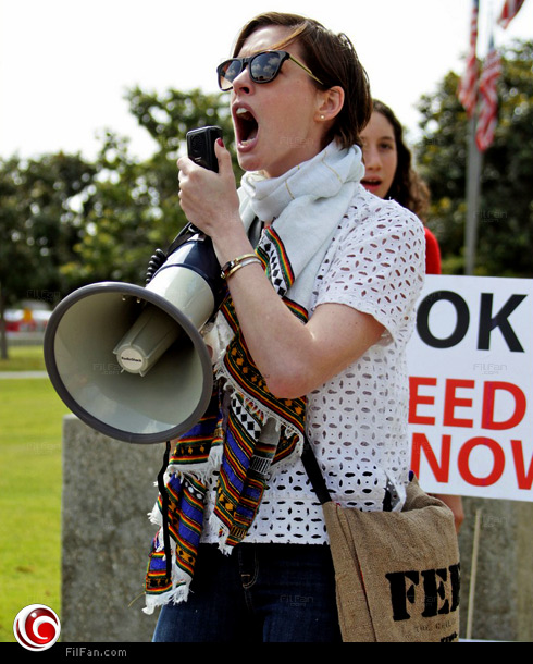 آن هاثاواي تهتف من أجل عودة الطالبات النيجيريات
