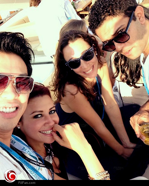 آسر وزوجته مع أروى وصديقهم