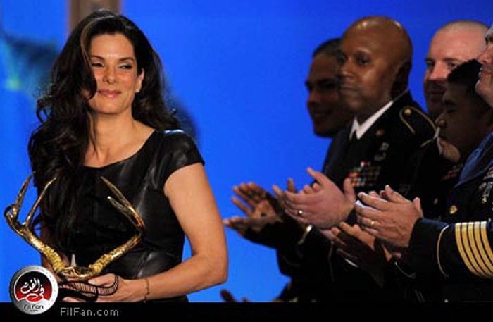 ساندرا بولوك تحمل جائزتها وسط تصفيق من الجنود الأمريكيين