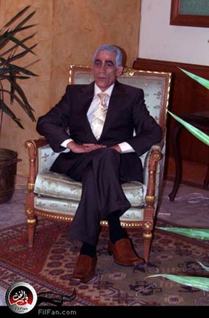 محمود عزب وهو يجسد أحمد نظيف