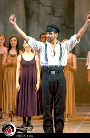 هاني حسن وهو يؤدي عرض &quot;زوربا&quot;