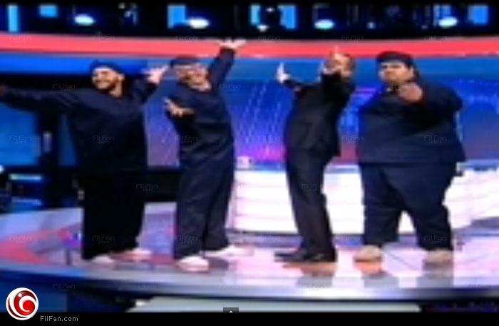 باسم مع ثلاثي أضواء مسرحه 