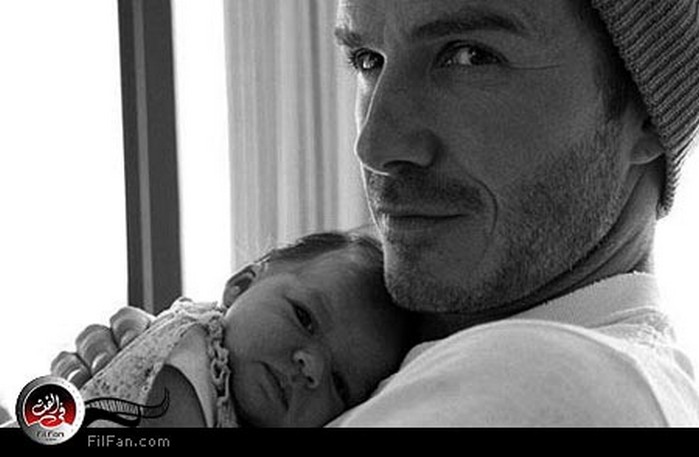 ديفيد يحتضن طفلته الجديدة