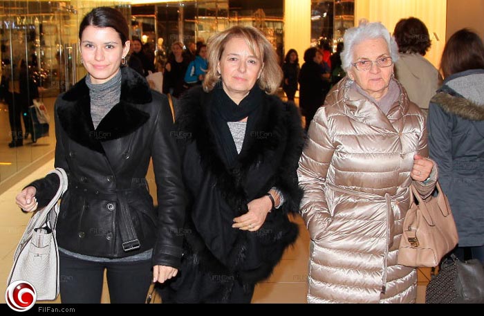 فاطمة مع والدتها وجدتها