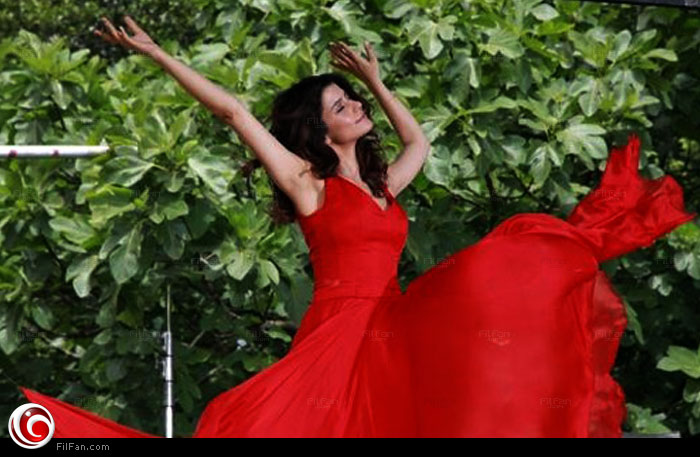 بيرين سات في إعلان لمستحضرات التجميل