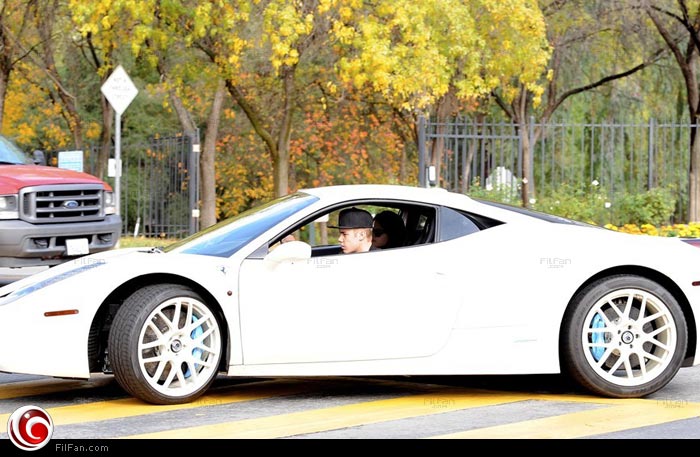 جاستين بيبر في سيارته الفيراري البيضاء