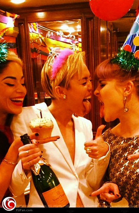 مايلي سايرس لا تتوقف عن اخراج لسانها حتى في عيد ميلادها