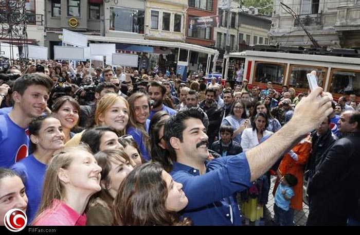 بوراك يلتقط الصور مع المعجبات