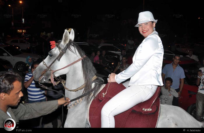 بوسي تمتطي الحصان أثناء دخولها الحفل