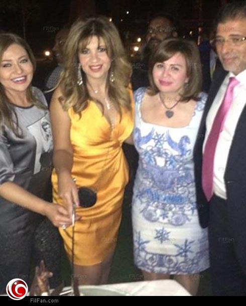 بوسي شلبي وسط إلهام شاهين وخالد يوسف وليلى علوي احتفالا بعيد ميلادها