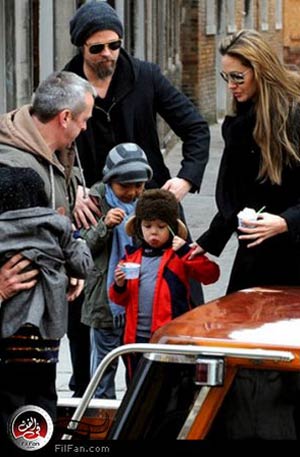 بيت وجولي مع أبنائهما