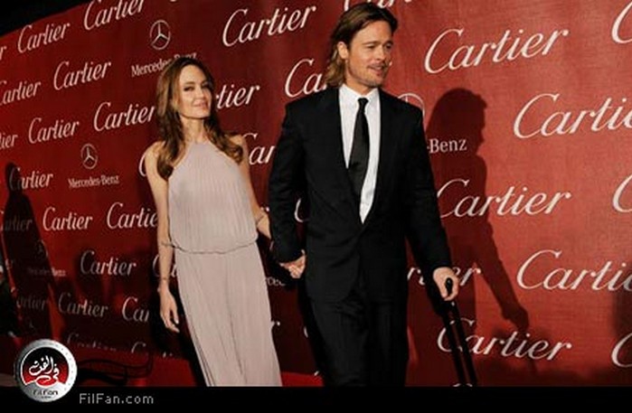 براد بيت يتوكأ على عكاز خلال المهرجان