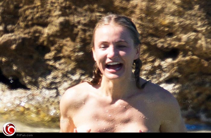 كاميرون دياز تسبح عارية الصدر في الكاريبي