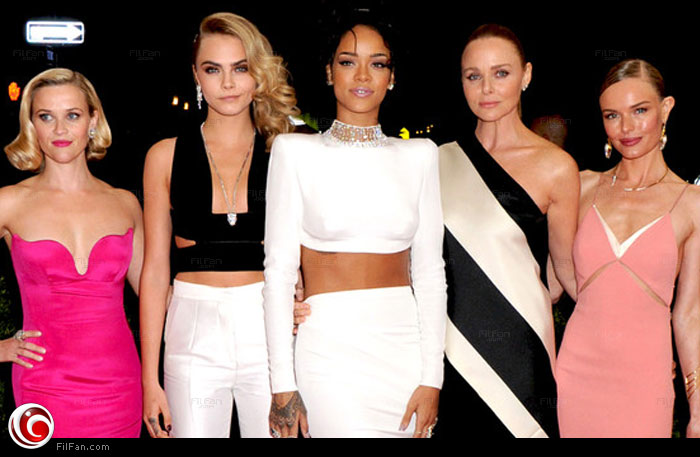 ريس ويذرسبون وكارا ديليفين على يسار الصورة اثناء حضورهما حفل &quot;Met gala&quot;