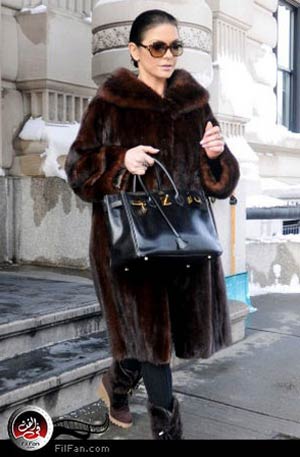 الممثلة كاثرين زيتا جونز بمعطفها الذي أثار استياء المنظمة