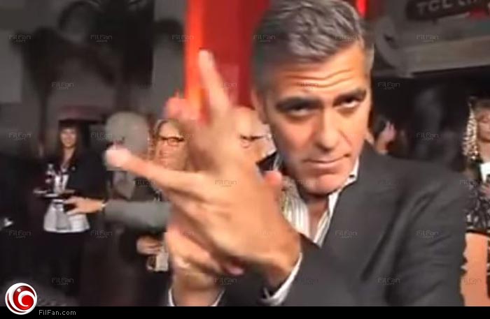 جورج كلوني يقوم بحركة &quot;طرقعة الأصابع&quot; الشهيرة في إيران أيضا