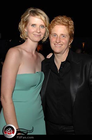 الممثلة سينثيا نيكسون وصديقتها كريستينا ماريوني&lt;br&gt;
