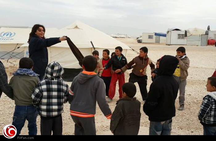 سيرين تلعب مع الأطفال