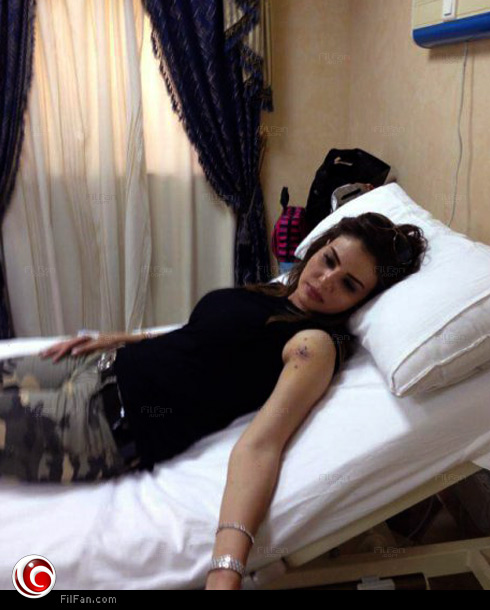 دينا فؤاد أثناء تلقي العلاج بعد اصابتها في &quot;فؤش في المعسكر&quot;