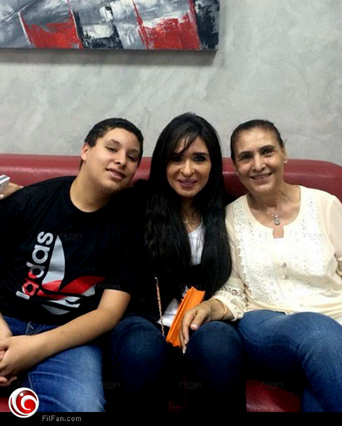 دينا تتوسط والدتها وابنها علي
