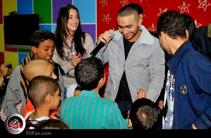 تامر حسني ودرة يلعبان مع أطفال المعهد القومي للأورام