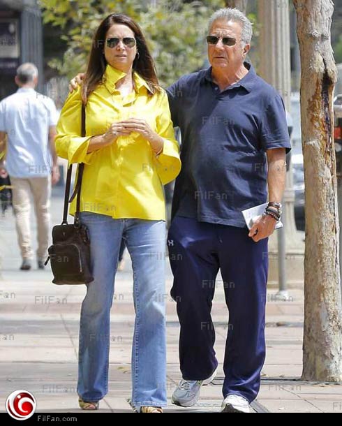 داستين هوفمان مع زوجته ليزا