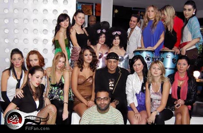 كاريكا في مشهد من الكليب