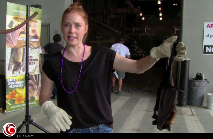 إيمي آدمز تمسك وطواط بيدها