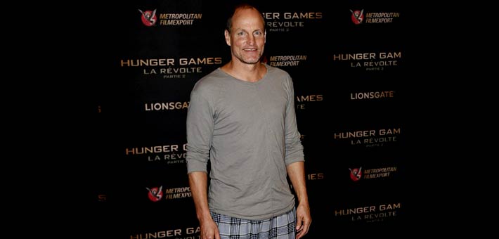 وودي هاريلسون بـ &quot;البيجامة&quot; في العرض الخاص لفيلم The Hunger Games: Mockingjay - Part 2