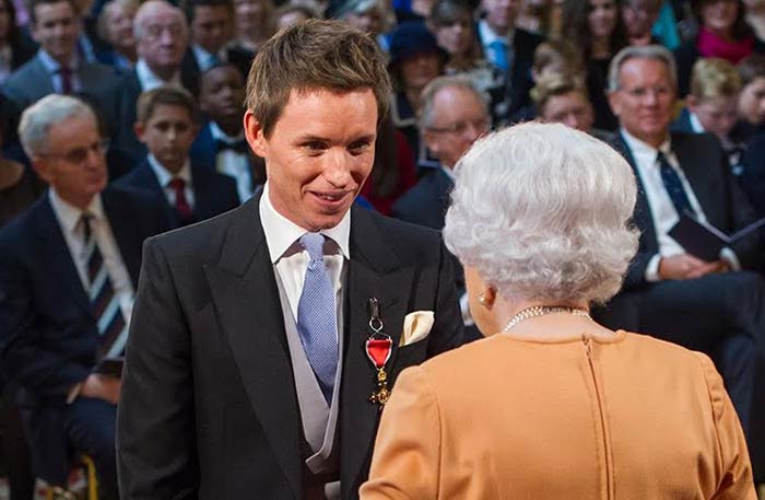 إيدي ريدماين أثناء منحه وسام الإمبراطورية البريطانية