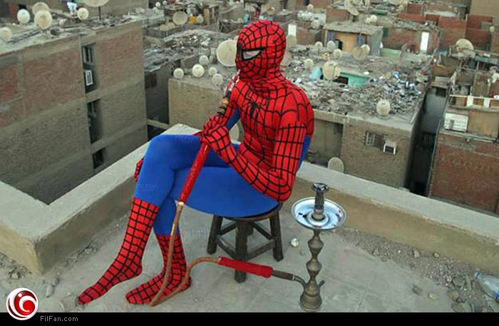 &quot;سبايدر مان&quot; المصري يدخن &quot;الشيشة&quot; فوق إحدى البنايات 