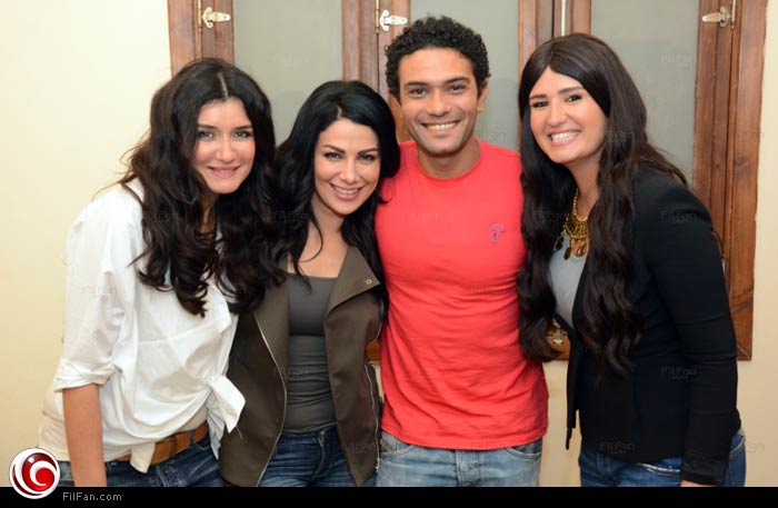 آسر ياسين يتوسط هنا شيحة وصبا مبارك وغادة عادل في الاحتفال بانتهاء تصوير &quot;العهد&quot;