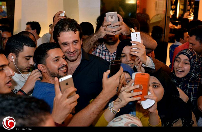 كريم عبد العزيز يلتقط Selfie مع معجبيه في دبي
