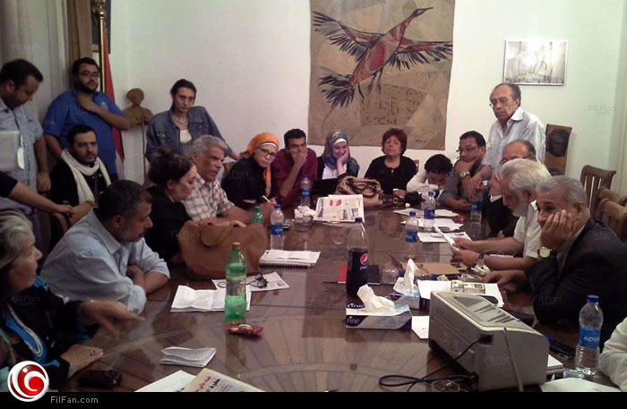 فنانون ومثقفون يعتصمون بوزارة الثقافة بعد اقتحامها للمطالبة بإقالة الوزير
