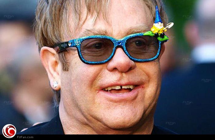 إيلتون جون يشترط غرفة لنظاراته