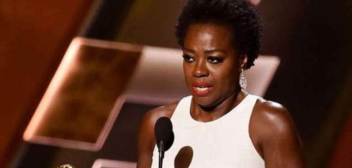 فيولا دافيس أثناء إلقاء خطابها الحماسي في حفل جوائز Emmy 2015