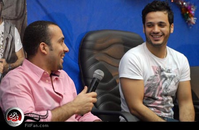 إيساف وأحمد الدسوقي أثناء حوارهم مع طلبة كلية إعلام القاهرة