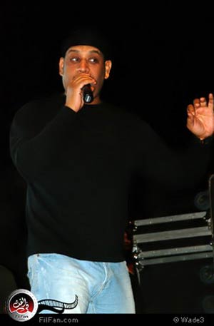 كاريكا أثناء الحفل