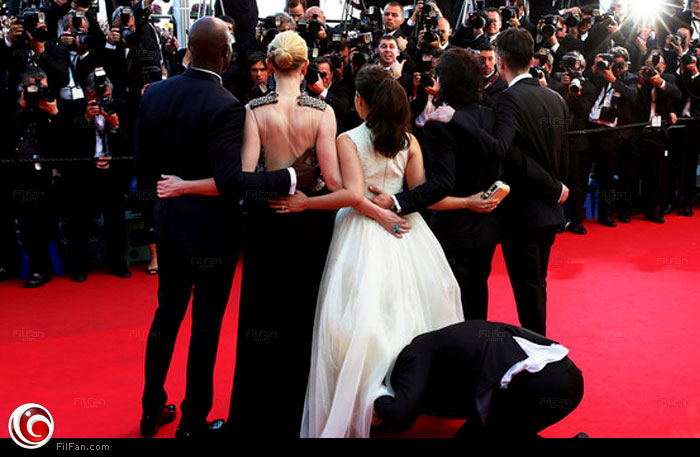 الصحفي الأوكراني يدخل رأسه أسفل فستان أمريكا فيراري 