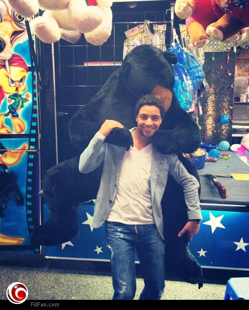 أحمد جمال في لقطة عفوية مع دب دمية